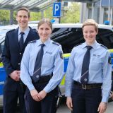 Polizeirat Benedikt Schlüchtermann, Polizeioberkommissarinnen Pia Mosinski und Leonie Schmedthenke, Leitender Polizeidirektor Holger Meier