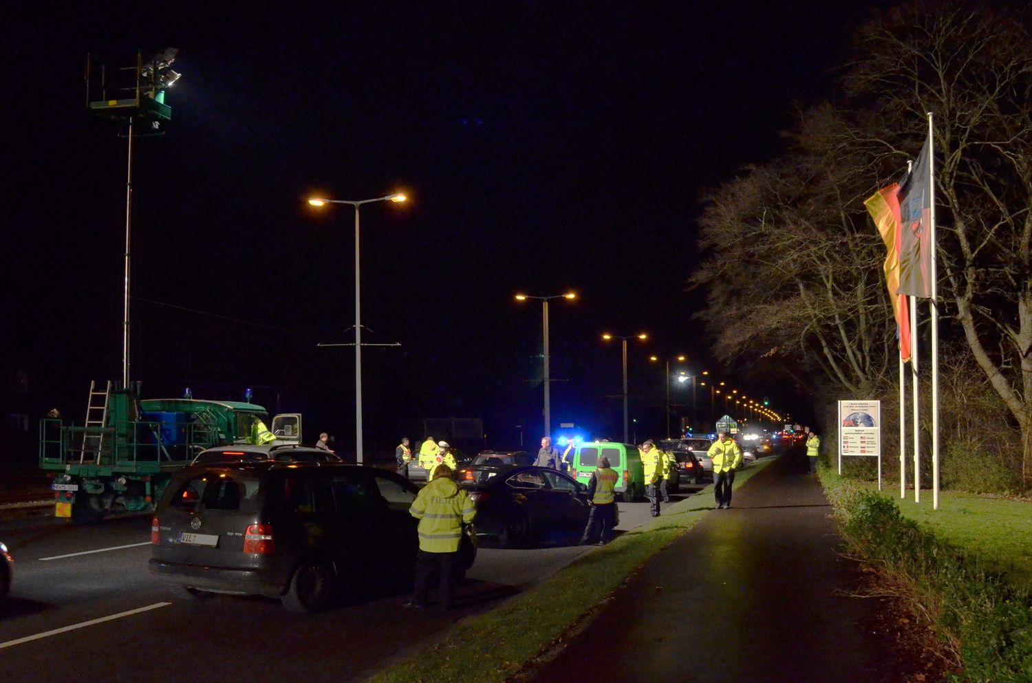 Beleuchtung einer nächtlichen Kontrollstelle der Polizei