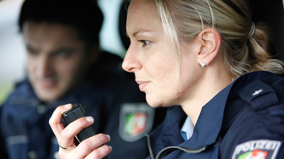 Polizistin im Streifenwagen