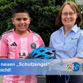 Polizeibeamtin übergibt Fahrradhelm an 10-jährigen Jungen