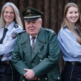 Generationen von Polizeibeamten einer Familie treffen zusammen: Hugo Flunkert mit seiner Tochter Monika und Enkelin Neele.