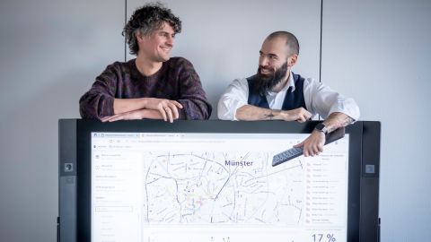 Jannis Heil (left) and Kai Seidensticker from the LKA have made the crime hotspots in Münster transparent with dashboards.