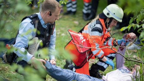 Ein Polizist und eine Notfallsanitäterin versuchen gemeinsam, den Kreislauf des Patienten wieder in Gang zu bringen.