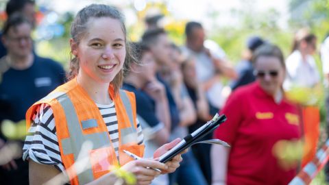 Interessiert notiert eine Studentin am Rande des Geschehens jeden Schritt der Übung. 