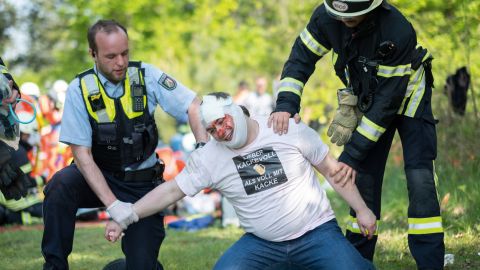 Ein angetrunkener Randalierer stört nach einem verhängnisvollen Junggesellenabschied die  Rettungsmaßnahmen und muss ruhiggestellt werden.