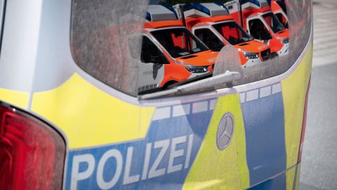 Der Wagenpark von Polizei und Rettungskräften sieht imposant aus.