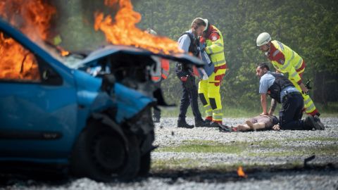Das Training der Zusammenarbeit von Polizei, Feuerwehr und Notfallsanitäterinnen und -sanitätern.