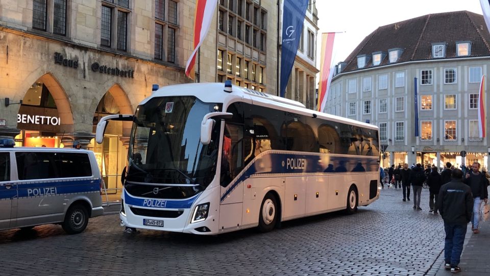 Polizeibus der Bundespolizei - immer mehr Unterstützungskräfte reisen an