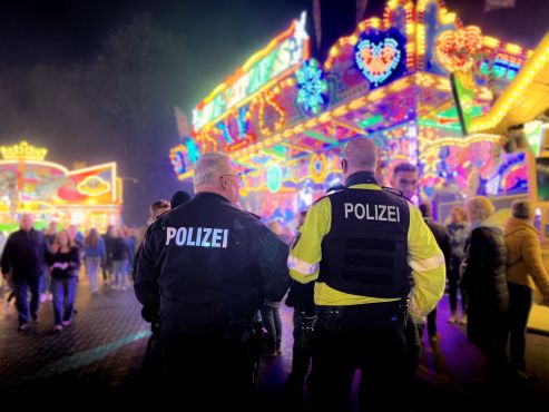 Bild zeigt Polizeibeamte auf der Kirmes SimJü