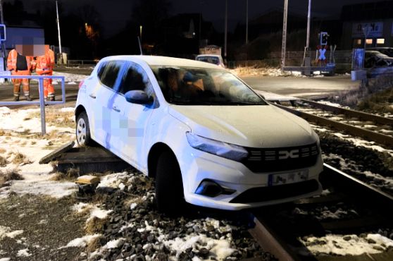 festgefahrener Pkw in Gleisbett