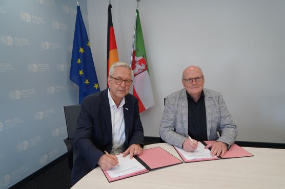 Polizeipräsident Gregor Lange und Eckhard Witthake, Geschäftsführer des zukünftigen Vermieters, der 76. Ibbenbürener Immobilien Vermietungs- und Verpachtungsgesellschaft mbH, bei der Unterzeichnung des Mietvertrags.